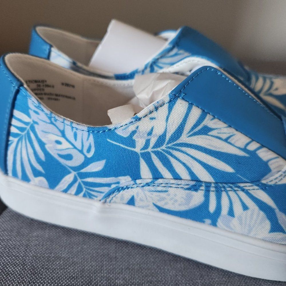 The Maisy Sneaker By Comfortview - Tonal Floral - Size 7.5 - Picture 3 of 9